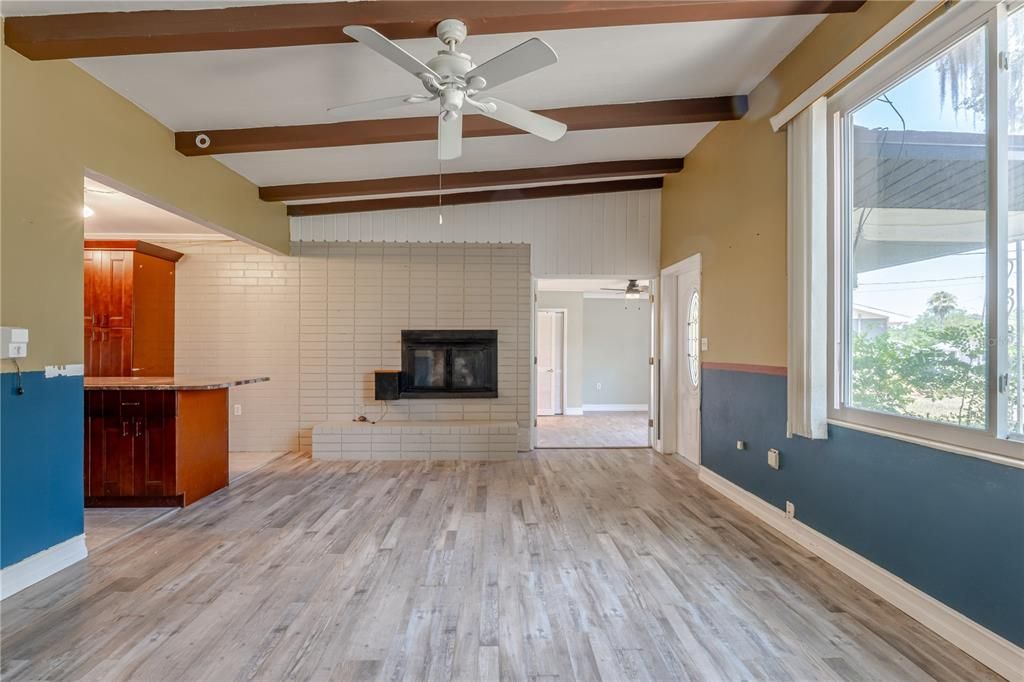 Active With Contract: $233,000 (3 beds, 2 baths, 1413 Square Feet)