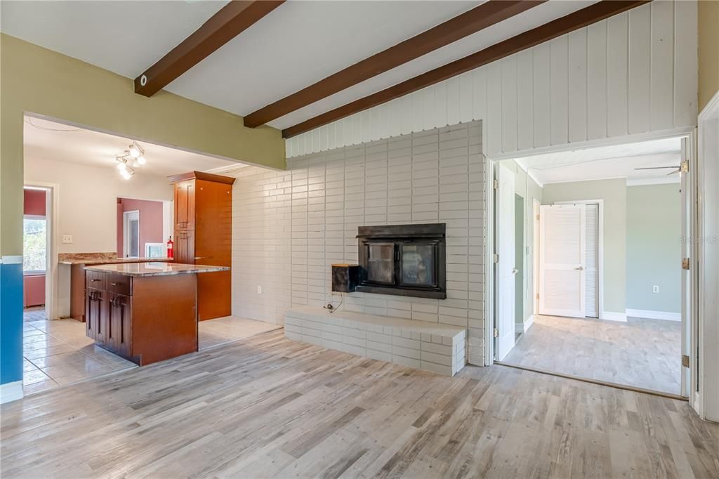 Active With Contract: $233,000 (3 beds, 2 baths, 1413 Square Feet)