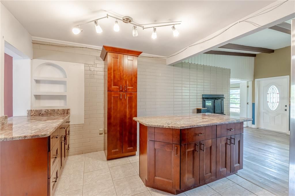 Active With Contract: $233,000 (3 beds, 2 baths, 1413 Square Feet)