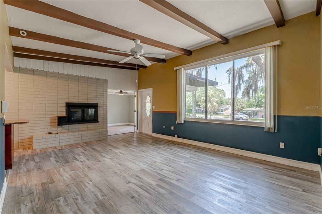 Active With Contract: $233,000 (3 beds, 2 baths, 1413 Square Feet)