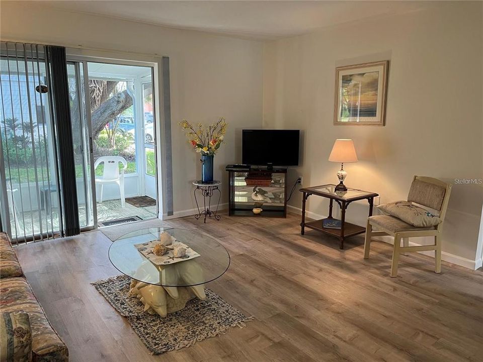 合同活跃: $1,395 (2 贝兹, 2 浴室, 1026 平方英尺)