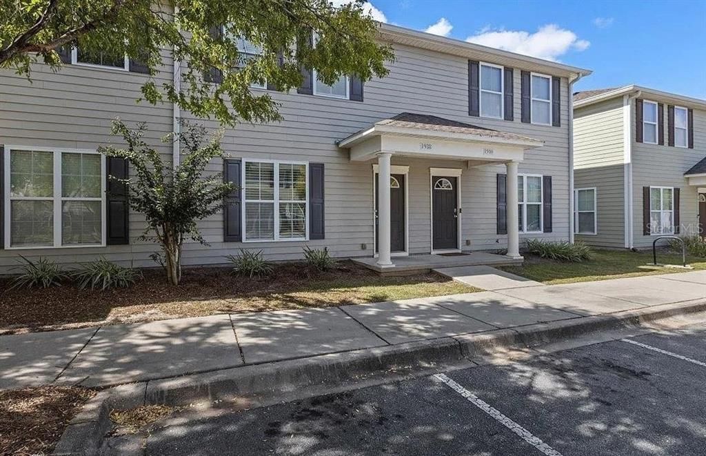 Recently Sold: $162,500 (3 beds, 3 baths, 1177 Square Feet)
