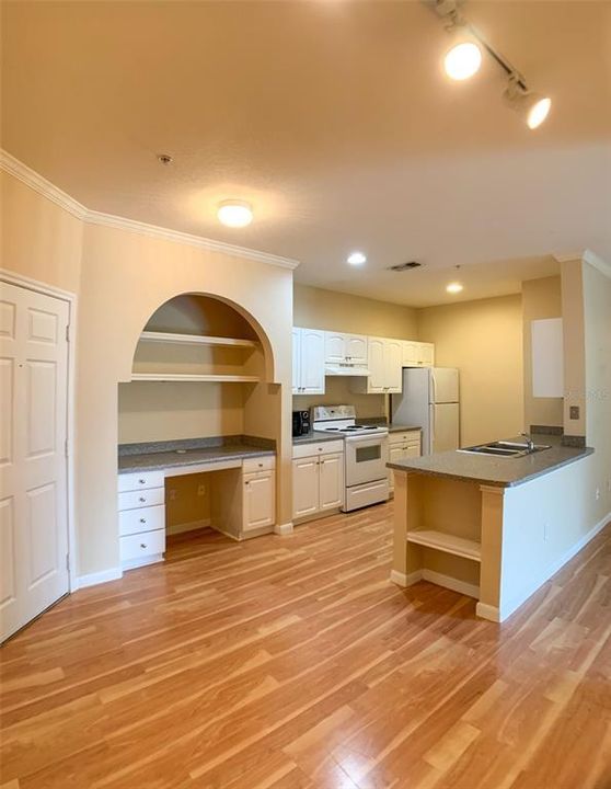For Sale: $285,000 (2 beds, 2 baths, 1070 Square Feet)