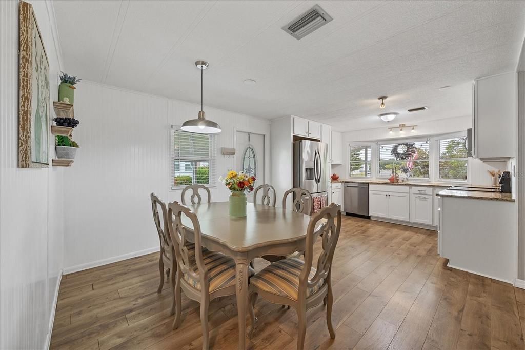 合同活跃: $194,500 (2 贝兹, 2 浴室, 960 平方英尺)