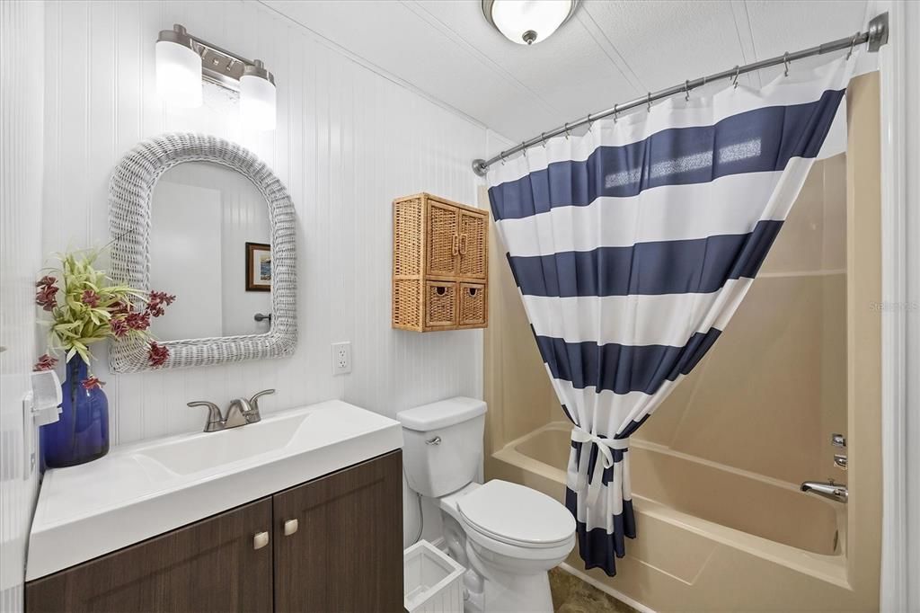 合同活跃: $194,500 (2 贝兹, 2 浴室, 960 平方英尺)