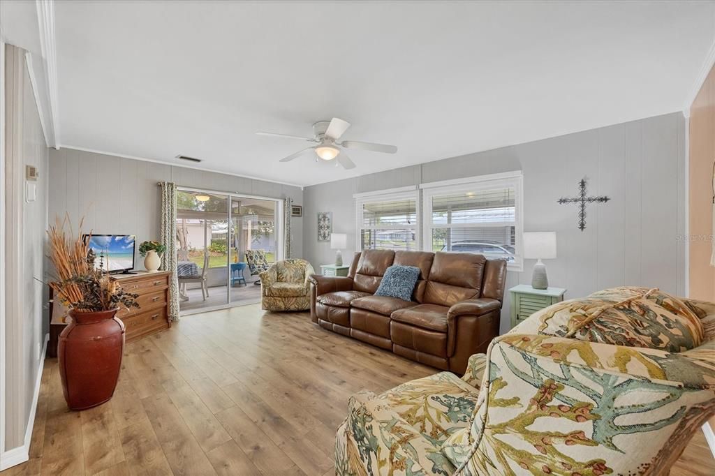 合同活跃: $194,500 (2 贝兹, 2 浴室, 960 平方英尺)