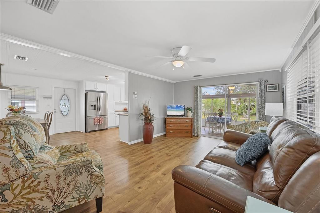 合同活跃: $194,500 (2 贝兹, 2 浴室, 960 平方英尺)