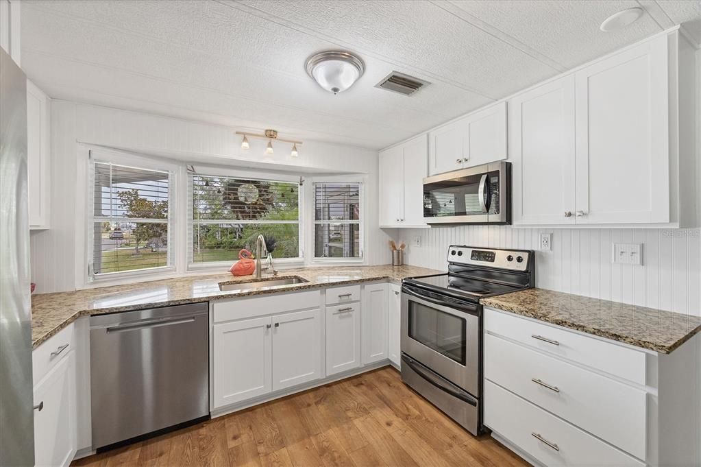 合同活跃: $194,500 (2 贝兹, 2 浴室, 960 平方英尺)