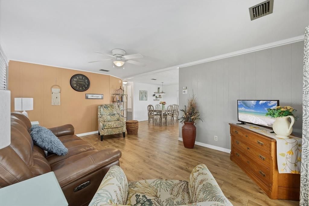 合同活跃: $194,500 (2 贝兹, 2 浴室, 960 平方英尺)