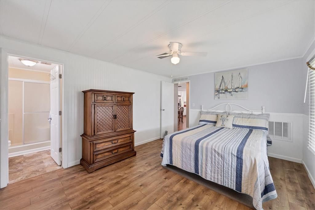 合同活跃: $194,500 (2 贝兹, 2 浴室, 960 平方英尺)