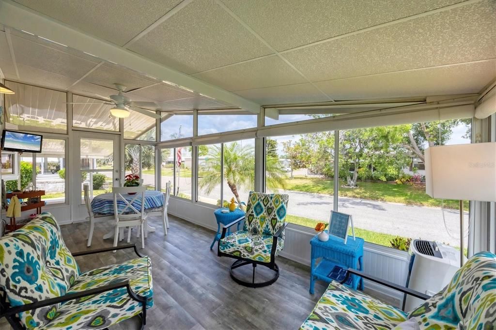 合同活跃: $194,500 (2 贝兹, 2 浴室, 960 平方英尺)