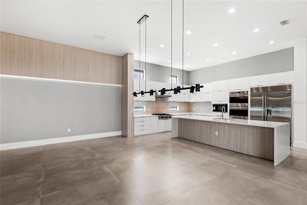 Под контрактом: $2,850,000 (6 спален, 7 ванн, 8372 Квадратных фут)