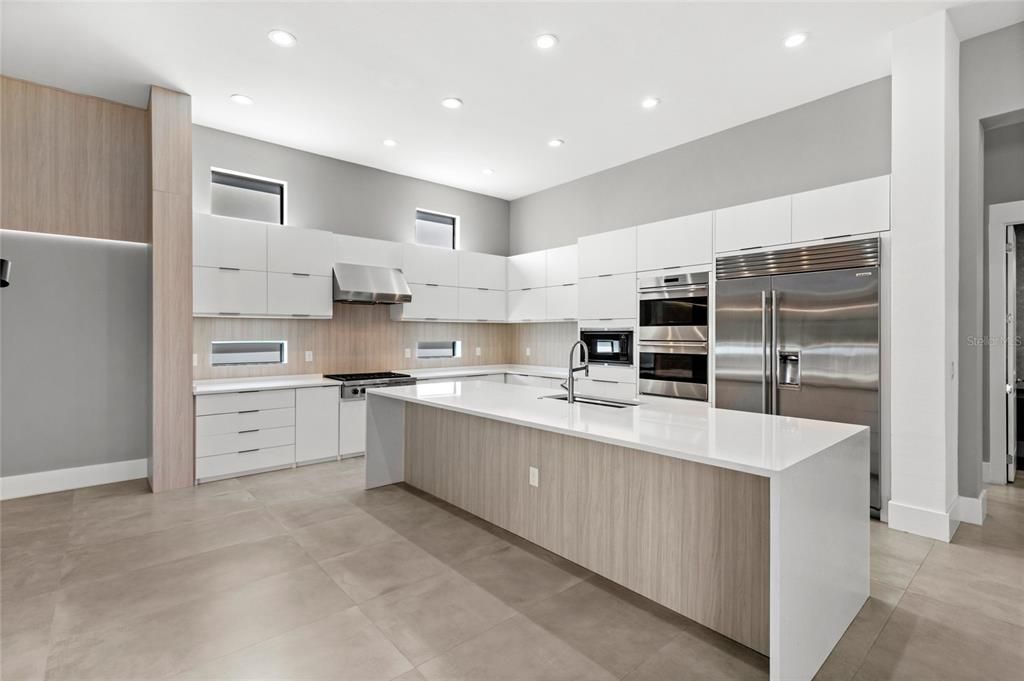 Под контрактом: $2,850,000 (6 спален, 7 ванн, 8372 Квадратных фут)