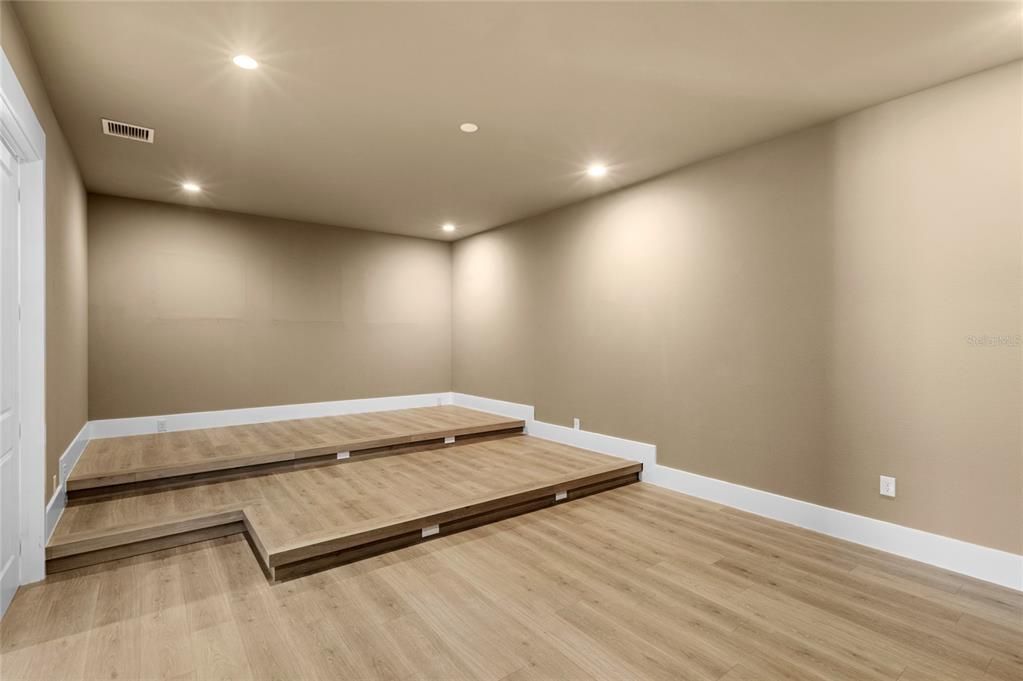 Под контрактом: $2,850,000 (6 спален, 7 ванн, 8372 Квадратных фут)