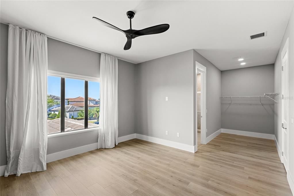 Под контрактом: $2,850,000 (6 спален, 7 ванн, 8372 Квадратных фут)