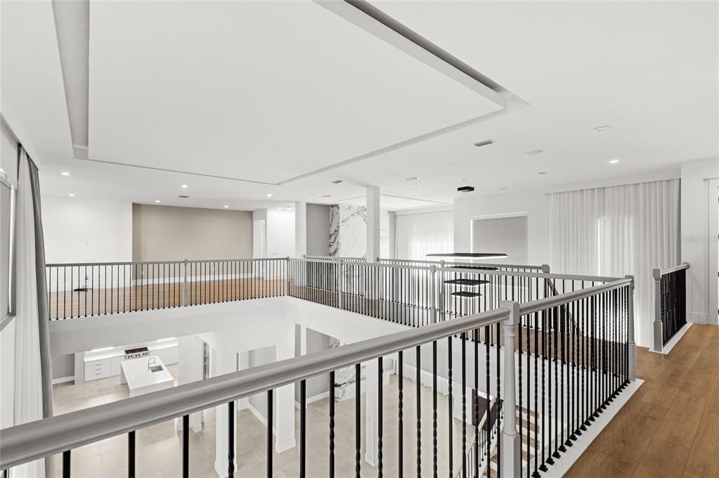 Под контрактом: $2,850,000 (6 спален, 7 ванн, 8372 Квадратных фут)