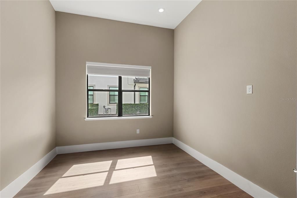 Под контрактом: $2,850,000 (6 спален, 7 ванн, 8372 Квадратных фут)