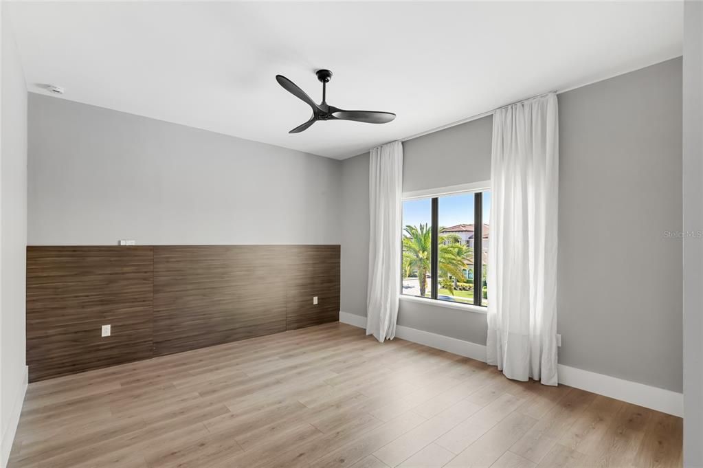 Под контрактом: $2,850,000 (6 спален, 7 ванн, 8372 Квадратных фут)