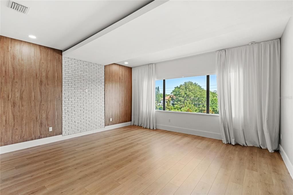 Под контрактом: $2,850,000 (6 спален, 7 ванн, 8372 Квадратных фут)