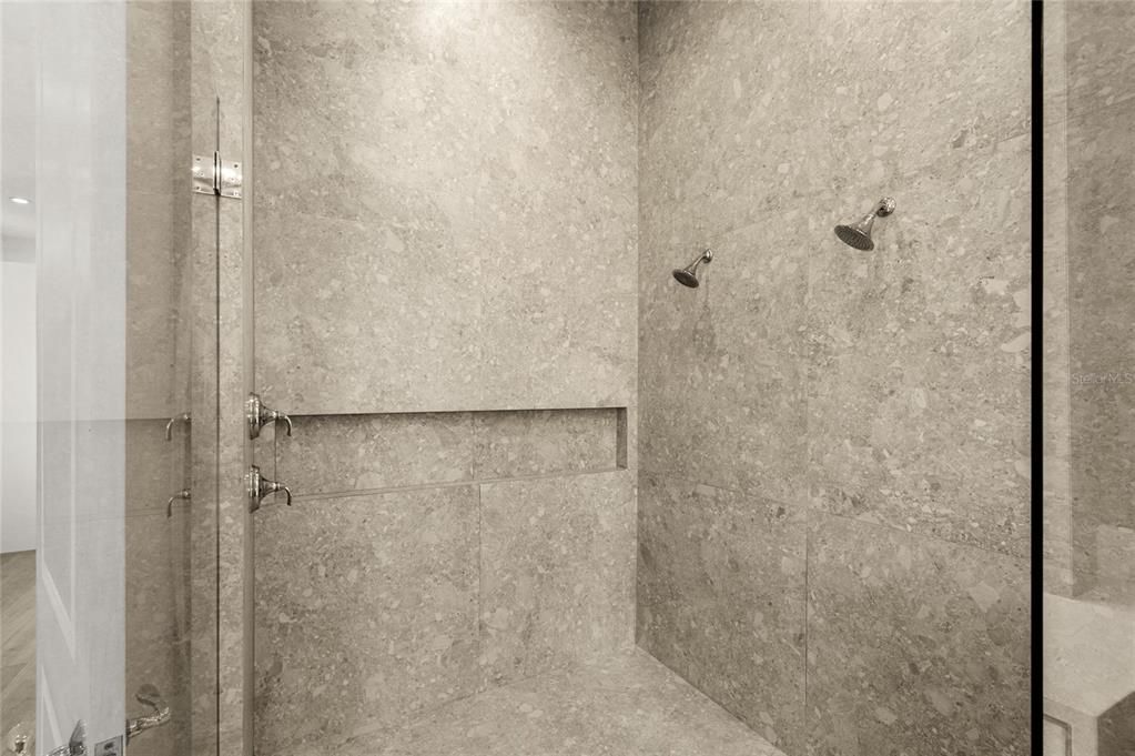 Под контрактом: $2,850,000 (6 спален, 7 ванн, 8372 Квадратных фут)