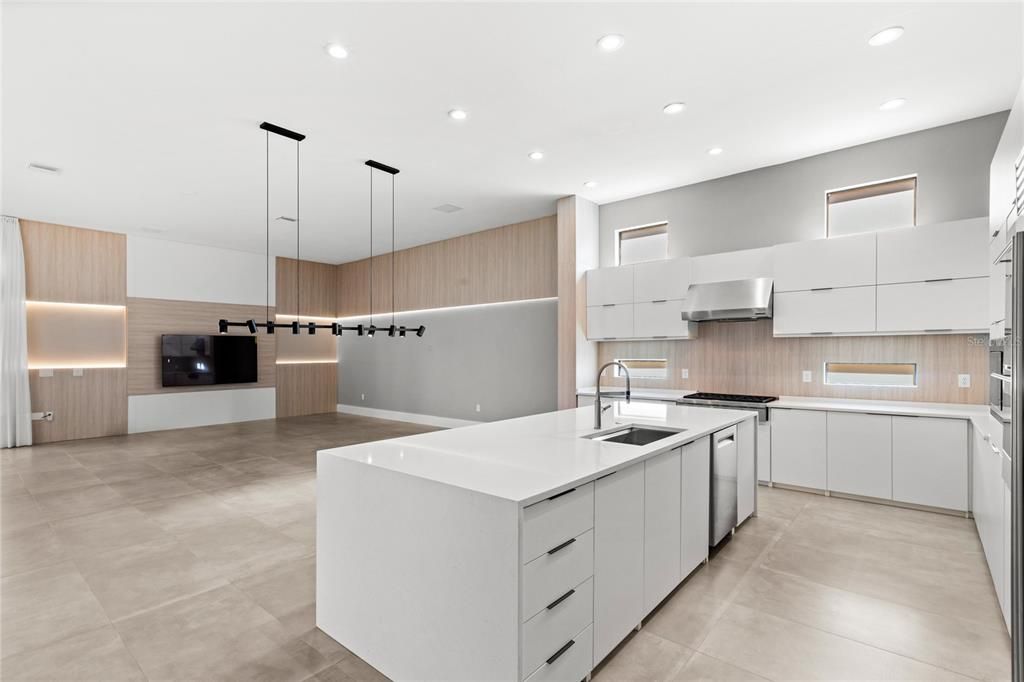 Под контрактом: $2,850,000 (6 спален, 7 ванн, 8372 Квадратных фут)