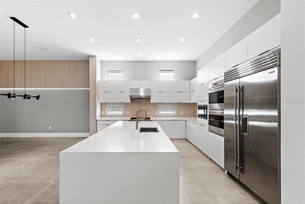 Под контрактом: $2,850,000 (6 спален, 7 ванн, 8372 Квадратных фут)