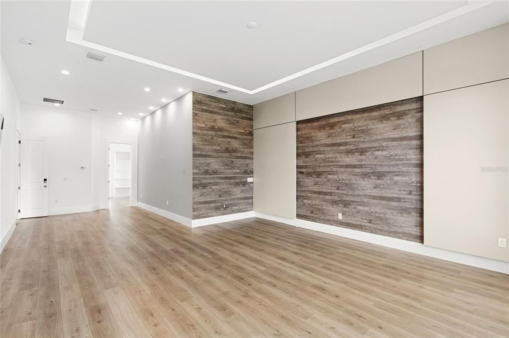 Под контрактом: $2,850,000 (6 спален, 7 ванн, 8372 Квадратных фут)