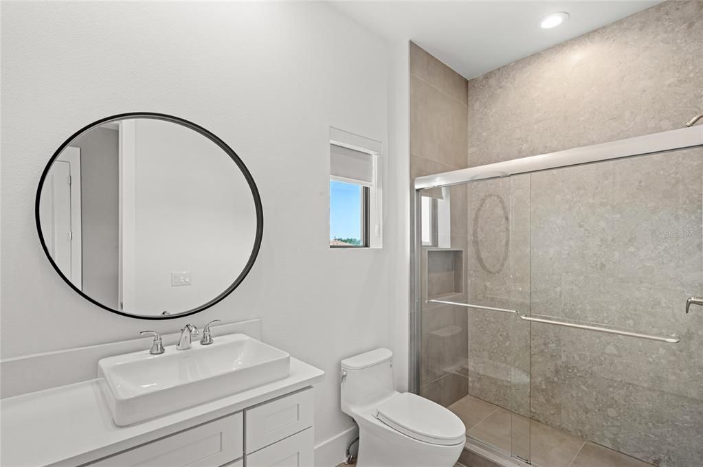 Под контрактом: $2,850,000 (6 спален, 7 ванн, 8372 Квадратных фут)