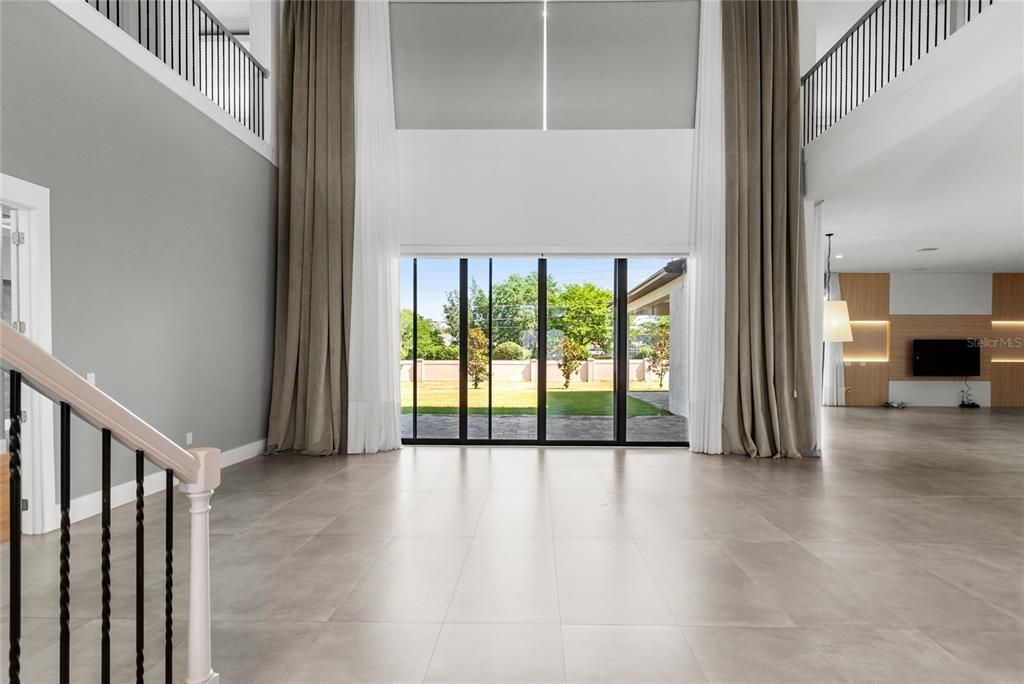 Под контрактом: $2,850,000 (6 спален, 7 ванн, 8372 Квадратных фут)