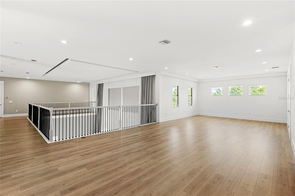 Под контрактом: $2,850,000 (6 спален, 7 ванн, 8372 Квадратных фут)