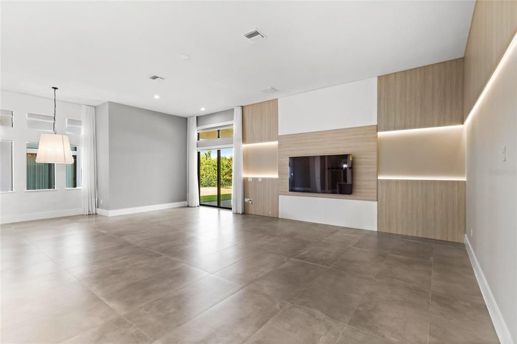 Под контрактом: $2,850,000 (6 спален, 7 ванн, 8372 Квадратных фут)