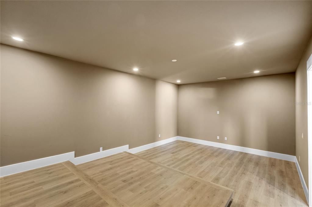 Под контрактом: $2,850,000 (6 спален, 7 ванн, 8372 Квадратных фут)