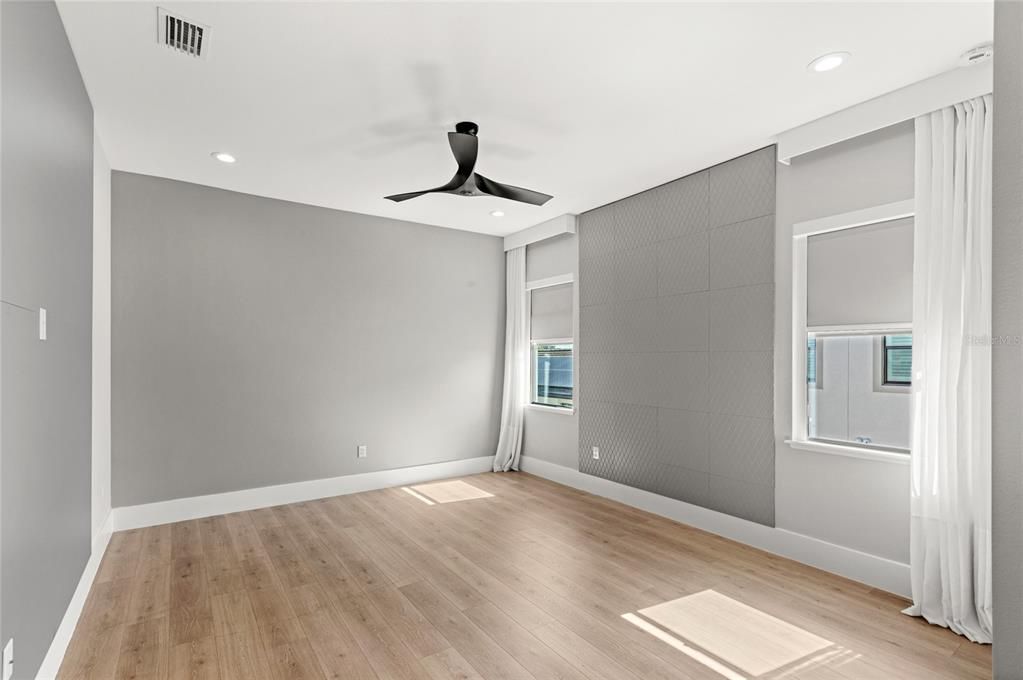 Под контрактом: $2,850,000 (6 спален, 7 ванн, 8372 Квадратных фут)