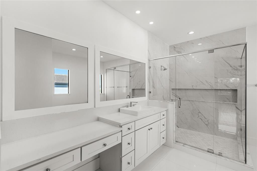 Под контрактом: $2,850,000 (6 спален, 7 ванн, 8372 Квадратных фут)