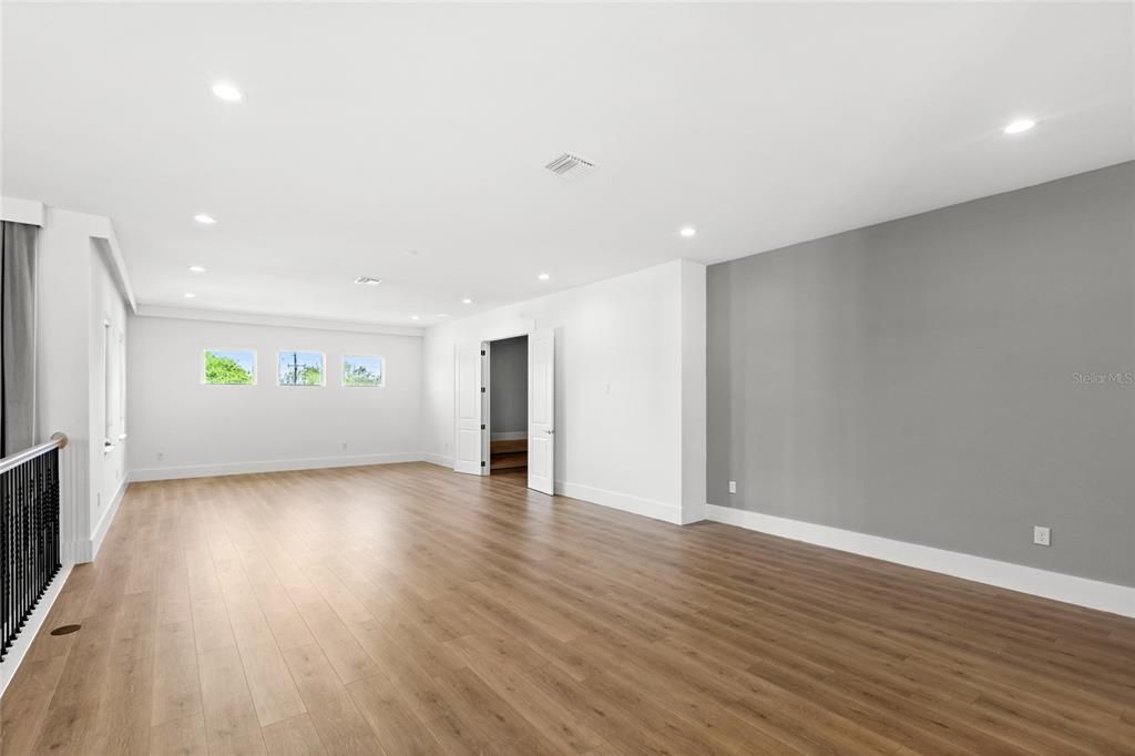 Под контрактом: $2,850,000 (6 спален, 7 ванн, 8372 Квадратных фут)