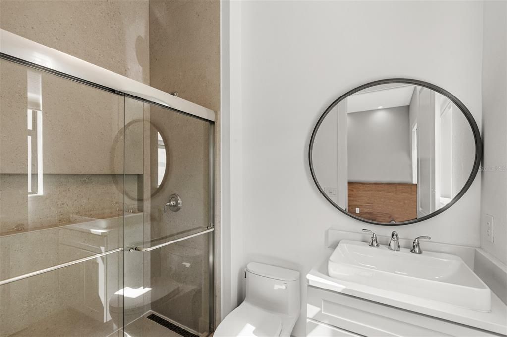 Под контрактом: $2,850,000 (6 спален, 7 ванн, 8372 Квадратных фут)