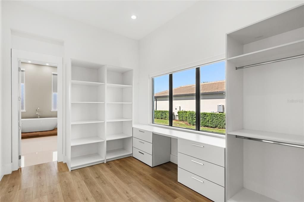 Под контрактом: $2,850,000 (6 спален, 7 ванн, 8372 Квадратных фут)