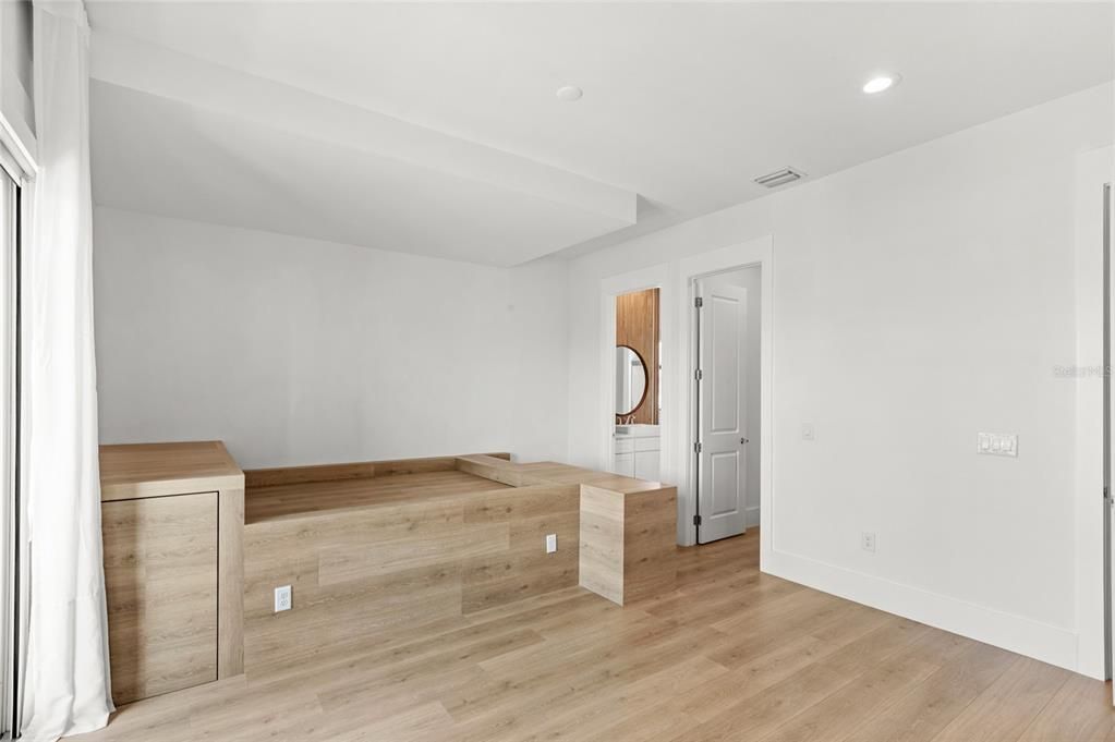 Под контрактом: $2,850,000 (6 спален, 7 ванн, 8372 Квадратных фут)