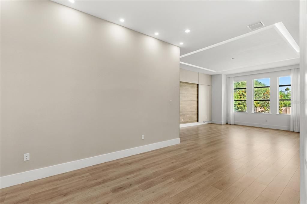 Под контрактом: $2,850,000 (6 спален, 7 ванн, 8372 Квадратных фут)