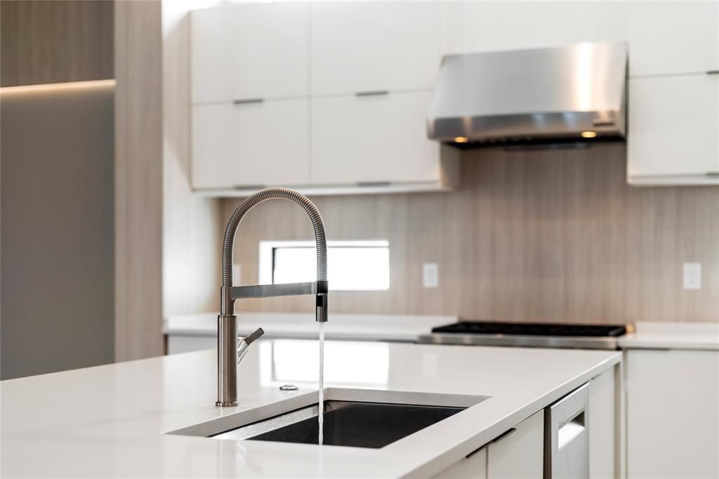 Под контрактом: $2,850,000 (6 спален, 7 ванн, 8372 Квадратных фут)