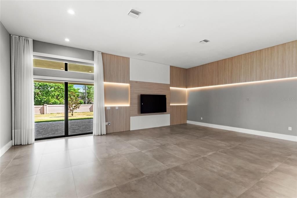 Под контрактом: $2,850,000 (6 спален, 7 ванн, 8372 Квадратных фут)