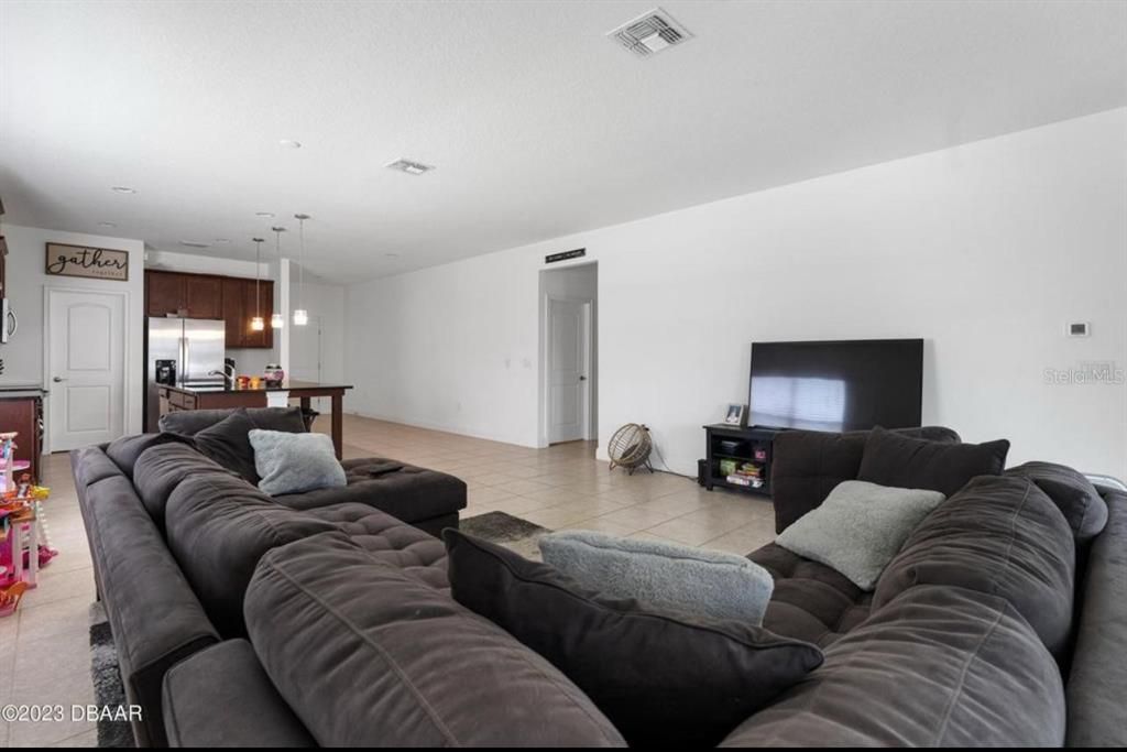 For Rent: $2,400 (4 beds, 2 baths, 1859 Square Feet)