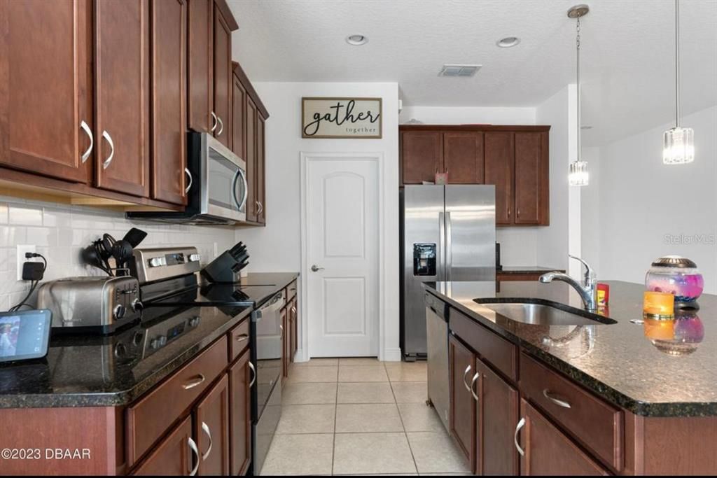 For Rent: $2,400 (4 beds, 2 baths, 1859 Square Feet)