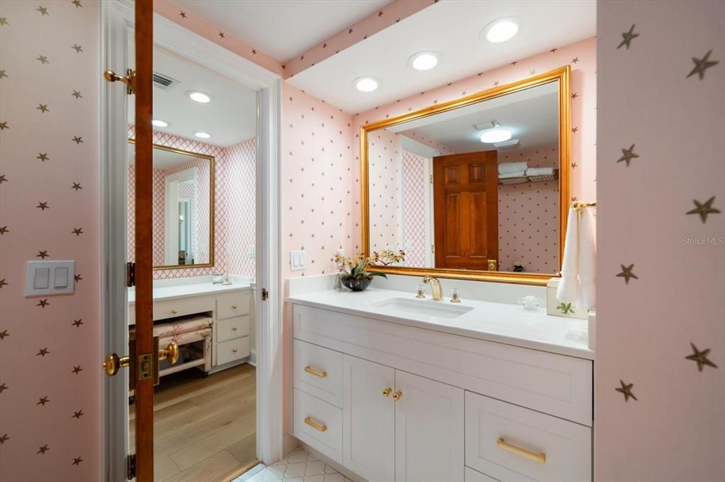 На продажу: $1,075,000 (3 спален, 2 ванн, 1200 Квадратных фут)