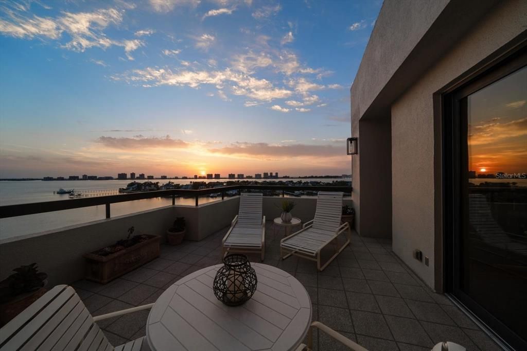 На продажу: $1,075,000 (3 спален, 2 ванн, 1200 Квадратных фут)