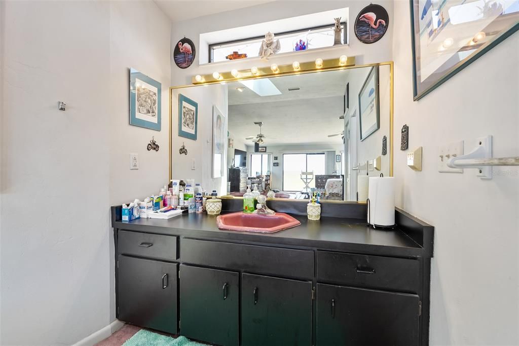 待售: $750,000 (2 贝兹, 2 浴室, 2356 平方英尺)