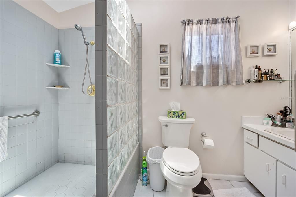 待售: $750,000 (2 贝兹, 2 浴室, 2356 平方英尺)