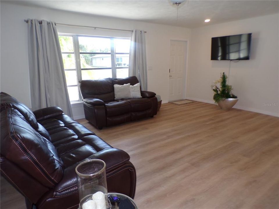 For Rent: $3,000 (3 beds, 2 baths, 1449 Square Feet)