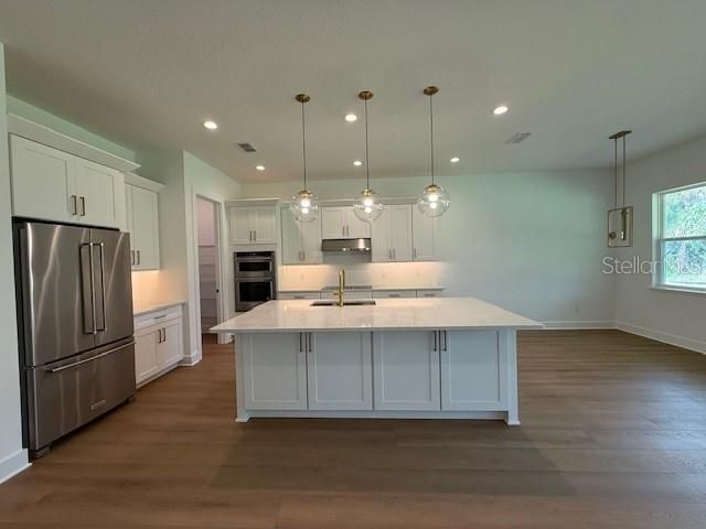 合同活跃: $579,000 (3 贝兹, 2 浴室, 2411 平方英尺)