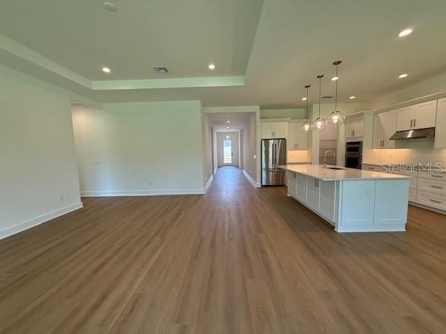 合同活跃: $579,000 (3 贝兹, 2 浴室, 2411 平方英尺)